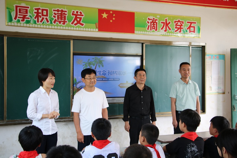 泼河水库事务中心深入学校开展防溺水宣传活动